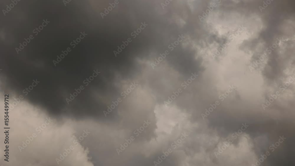 ripresa a intervallo di tempo di nuvole da pioggia che cambiano nel cielo durante il giorno