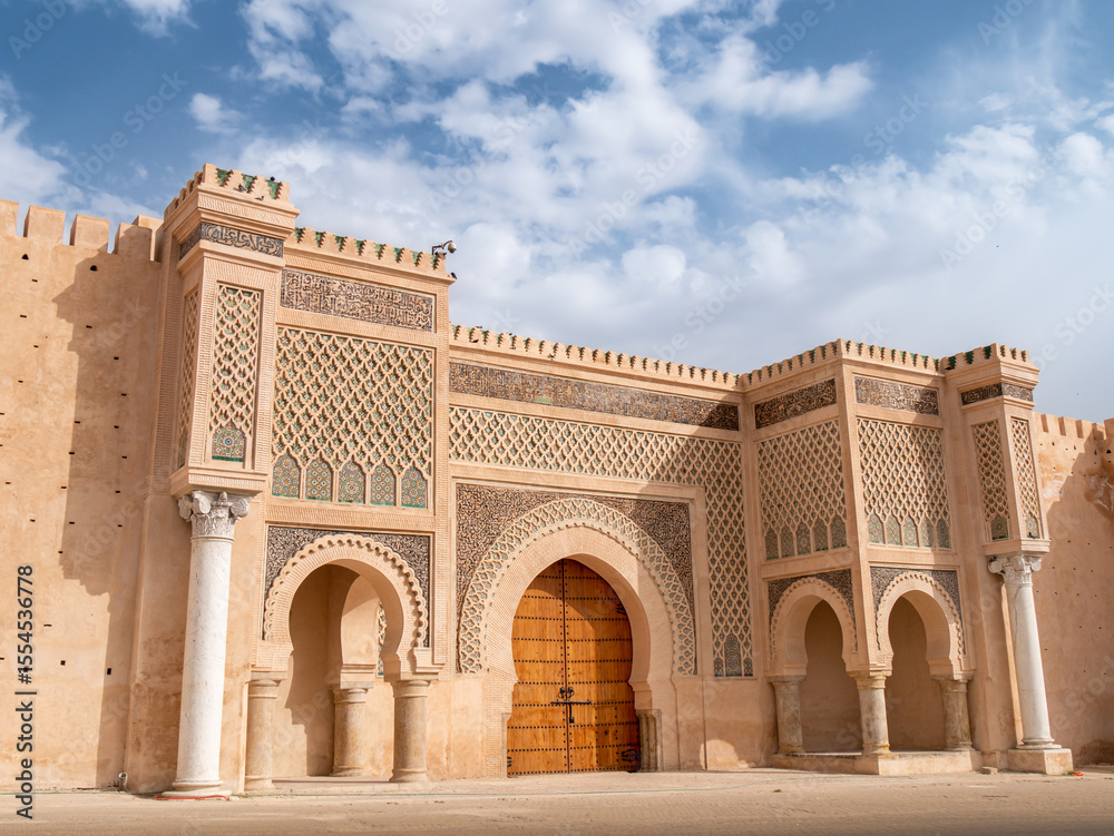 Obraz premium Bab Mansour in Meknes, Morocco on a sunny afternoon - Slight angle view