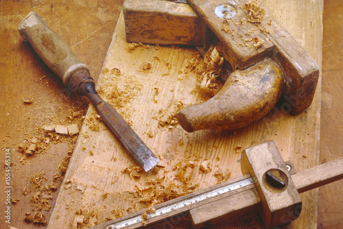 Stillleben mit drei Tischlerwerkzeugen und Hobelspänen auf einer Werkbank photo