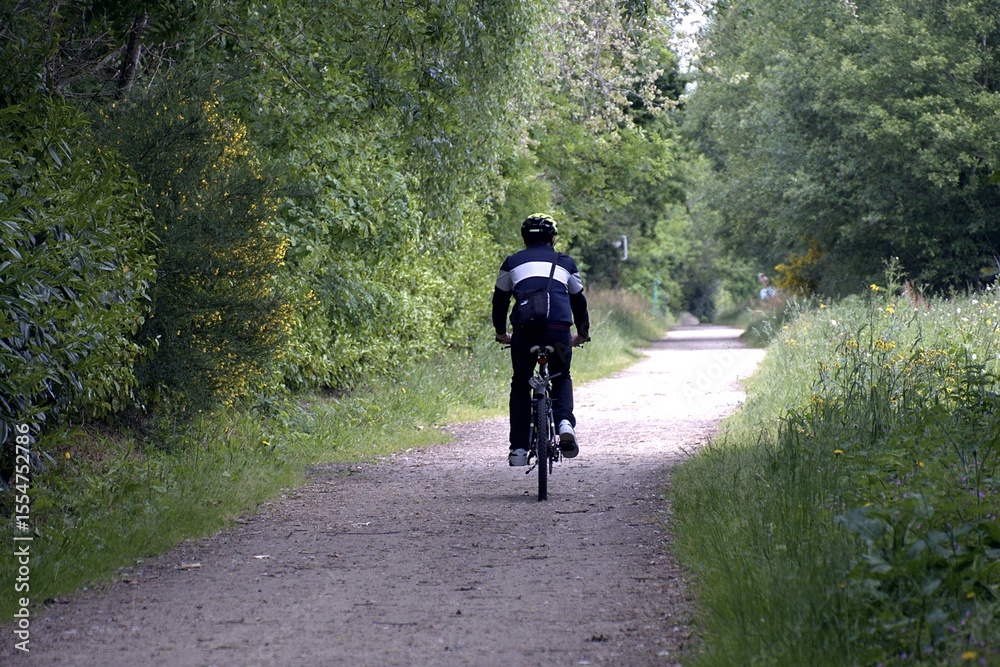 Obraz premium Cycliste sur les chemins de campagne .