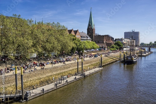 bremen, deutschland - stadtpanorama mit hafen und uferpromenade