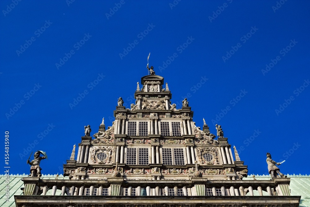 Obraz premium bremen, deutschland - giebel vom alten rathaus mit statuen