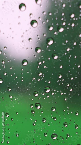 窓についた雨粒（雨音あり）
