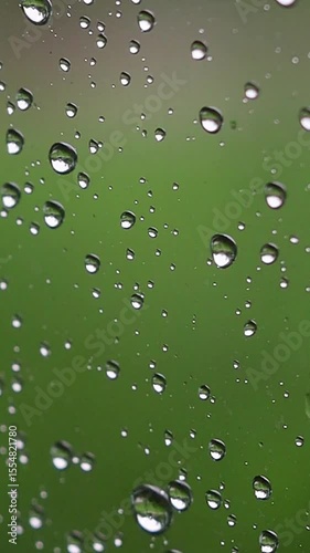 窓についた雨粒
