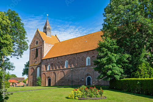 Die evangelisch-reformierte Eilsumer Kirche im ostfriesischen Ort Eilsum, Krummhörn, Ostfriesland, Deutschland