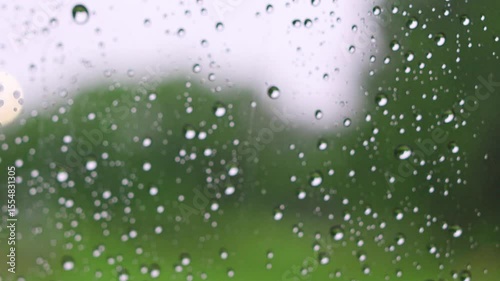 窓についた雨粒
