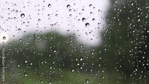 窓についた雨粒
