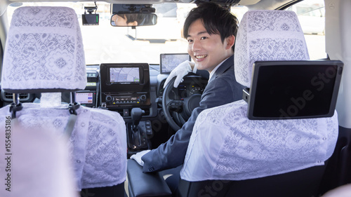 タクシードライバーに行き先を伝える客
