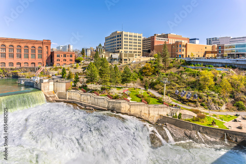 Fototapete Huntington Park along the banks of the Spokane River and Monroe Street Bridge, at Spokane Falls, in downtown Spokane Washington State
