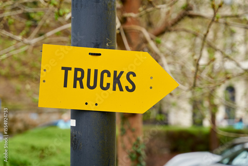 Parkplatz für größere Fahrzeuge, Trucks an einem Hotel in Karlovy Vary in Tschechien  
