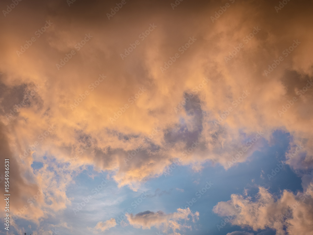 Obraz premium Ominous brown clouds against a blue sky