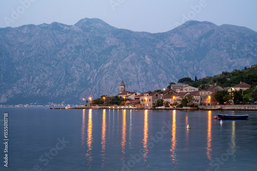 Fotografie Village littoral à la tombée de la nuit  dans les bouches de Kotor , Montenegro