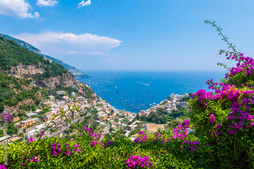 Obraz premium Scenic view of the colorful cliffside town of Positano on the Amalfi Coast, Italy, with traditional Mediterranean architecture and the Tyrrhenian Sea in the background.