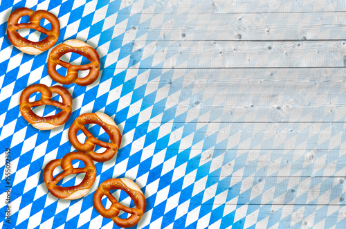Oktoberfest Hintergrund mit Blau-Weißer Tischdecke und brezel