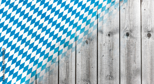 Oktoberfest Hintergrund mit Blau-Weißer Tischdecke und Holz