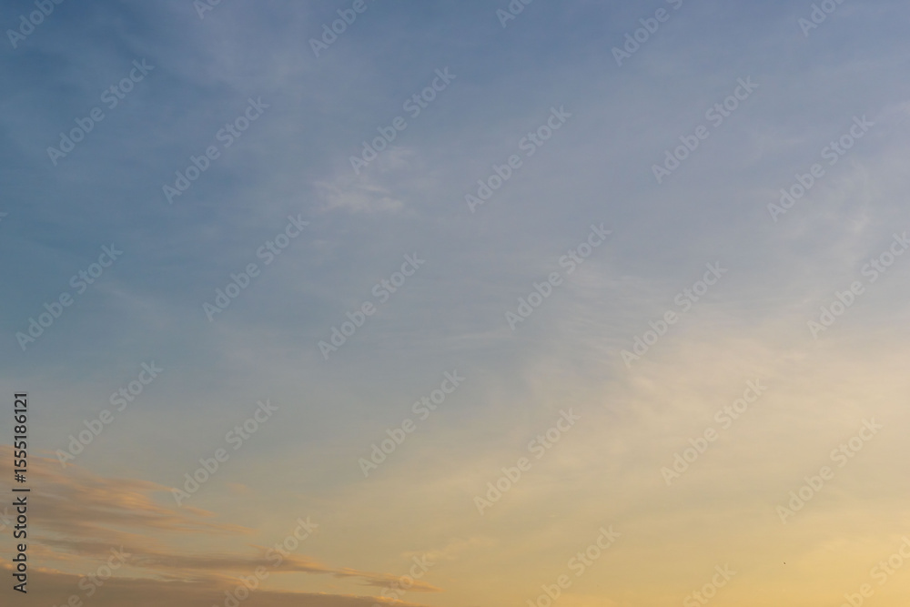 Fototapeta premium 初夏の空 茜色に染まる夕焼け空09