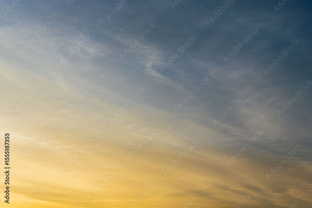 Obraz premium 初夏の空 茜色に染まる夕焼け空11