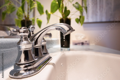 Fotografía A bathroom faucet slowly dripping water, highlighting a common plumbing issue an