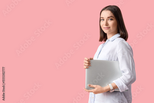 Young businesswoman with la...