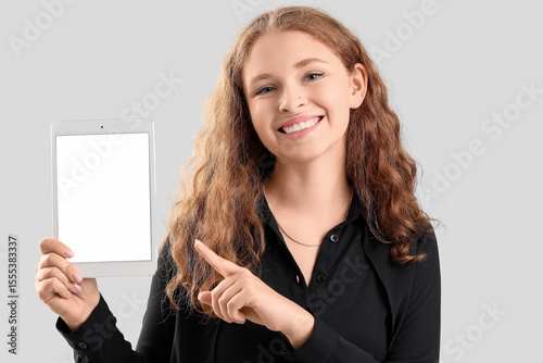 Young businesswoman pointin...