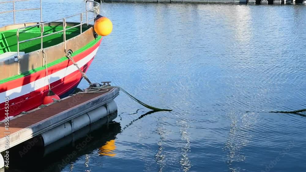 barco pequeño de color rojo y verde aparcado en un puerto, 