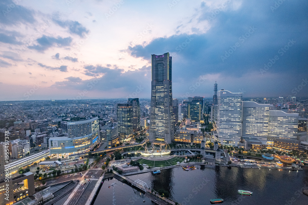 Fototapeta premium 日本の神奈川県横浜市みなとみらいの夜景
