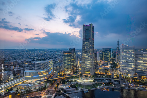 Wallpaper Mural 日本の神奈川県横浜市みなとみらいの夜景 Torontodigital.ca