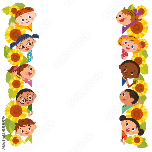 向日葵の花の中に子供達が笑顔で両端にいる
