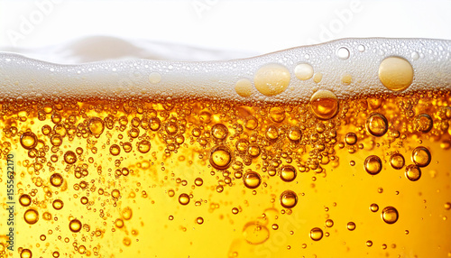 躍動感流動感ある泡がはじける黄金色ビールの断面マクロ撮影 – Macro Shot of Golden Beer with Bursting Bubbles in Cross-Section View