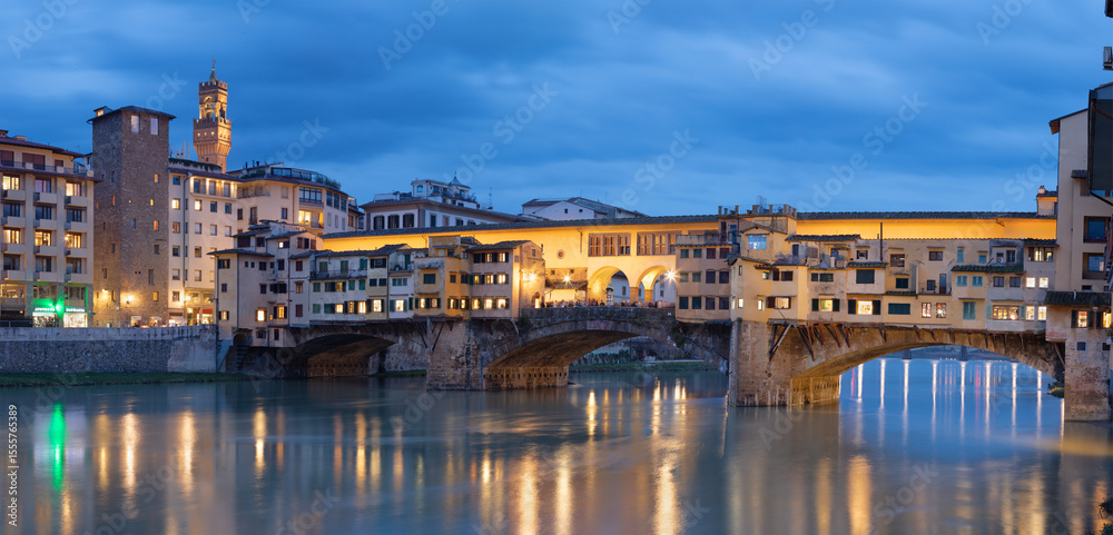 Obraz premium Florence - The Ponte Vecchio bridge at dusk.