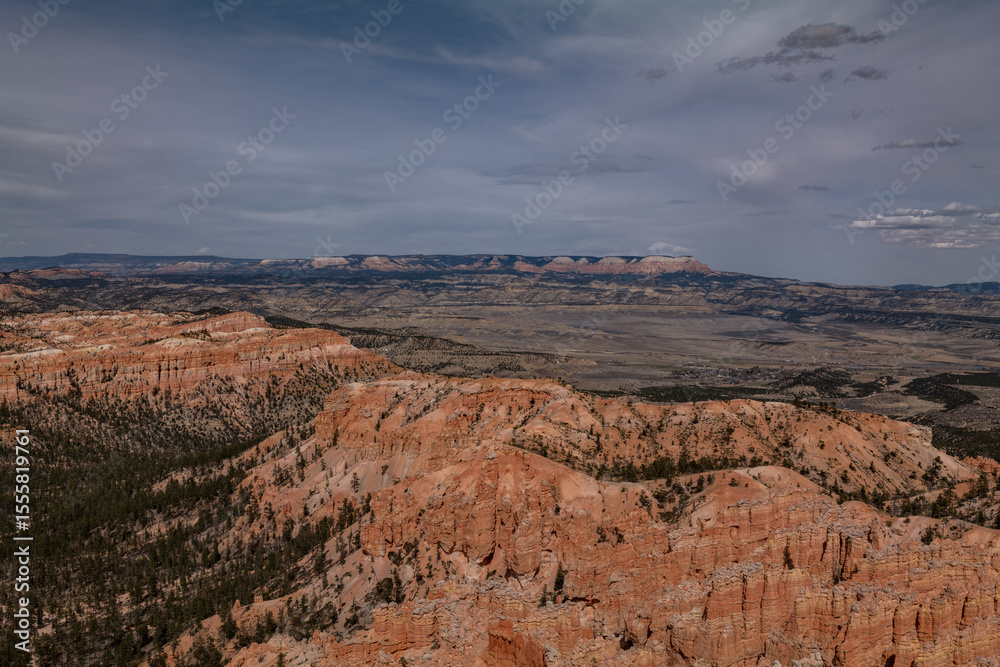Fototapeta premium Lower Inspiration Point , Bryce Canyon National Park, Utah. Claron Formation, (Tcp) Pink member; mudstone, sistone, sandstone; weathers into picturesque cliffs, columns, spires, and pinnacles.