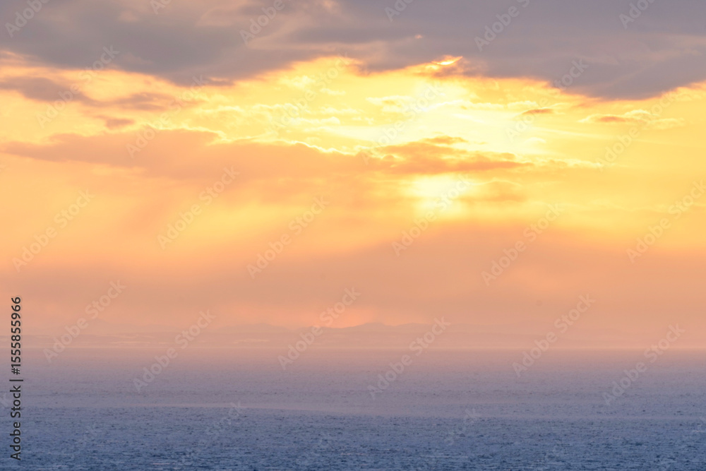 Fototapeta premium 知床のプユニ岬から眺めるオホーツク海の流氷と夕日