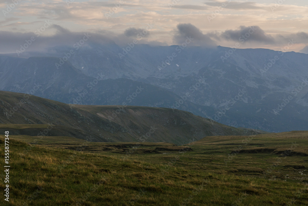 Naklejka premium The Carpathian Mountains in Romania are a majestic mountain range, rich in wildlife, forests, and breathtaking landscapes.