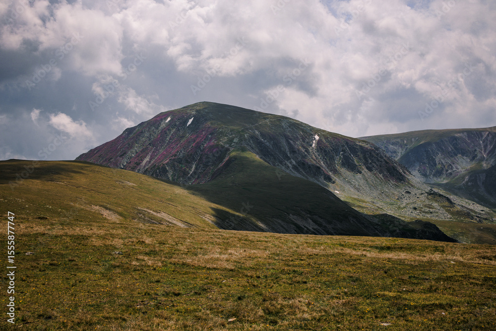 Fototapeta premium The Carpathian Mountains in Romania are a majestic mountain range, rich in wildlife, forests, and breathtaking landscapes.