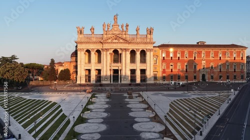 La basilica di San Giovanni in Laterano e le statue dei santi. Roma, Italia.
Vista aerea delle statue dei santi sul tetto della basilica di San Giovanni in Laterano a Roma.