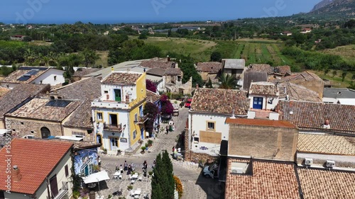 Borgo Parrini, Palermo, Sicilia, Italia - 06/15/2025: Case dipinte dell'antico Borgo detto anche la Barcellona di Partinico.
Ripresa aerea con drone di Borgo Parrini, meta turistica della Sicilia.