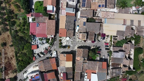 Borgo Parrini, Palermo, Sicilia, Italia - 06/15/2025: Case dipinte dell'antico Borgo detto anche la Barcellona di Partinico.
Ripresa aerea con drone di Borgo Parrini, meta turistica della Sicilia.