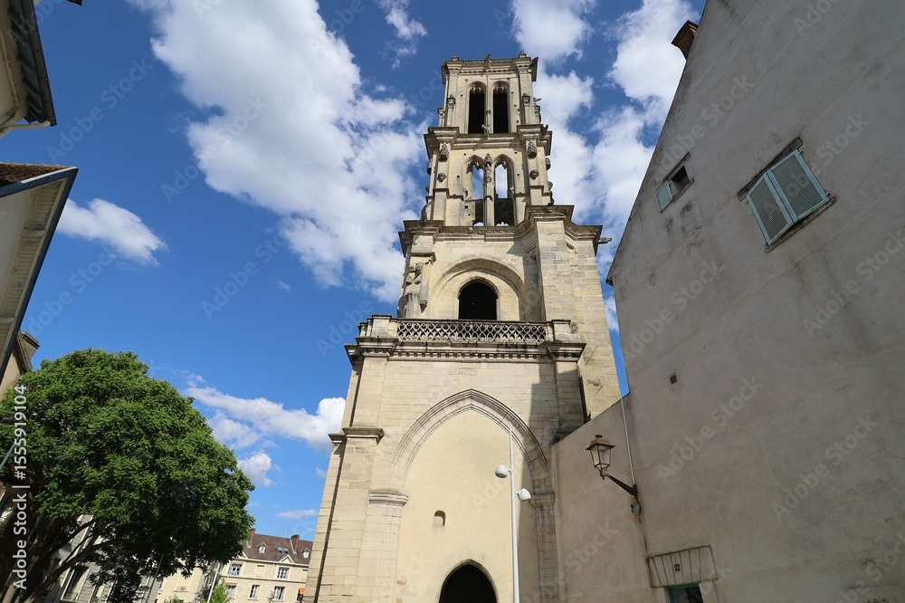 Fototapeta premium La tour Saint-Maclou, construite au 14ème siècle, ville de Mantes la Jolie, département des Yvelines, France