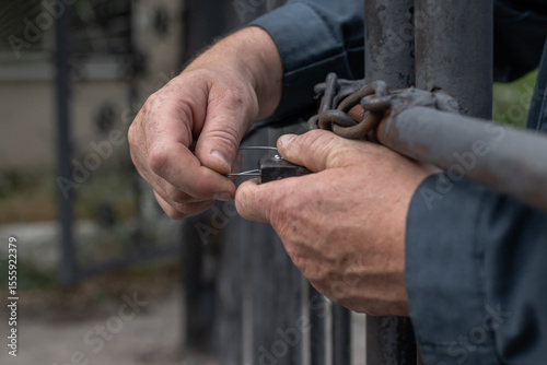 Foto The criminal is trying to break the lock