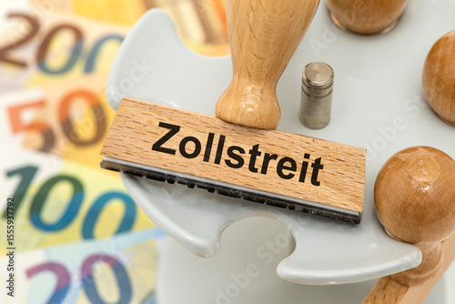 Wallpaper Mural Ein Holzstempel ist beschriftet mit dem Aufdruck Zollstreit, zwischen USA, Europa und Deutschland Torontodigital.ca