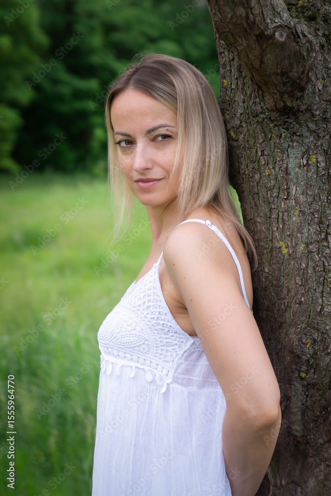 Obraz premium Young beautiful girl in nature in a rustic style.