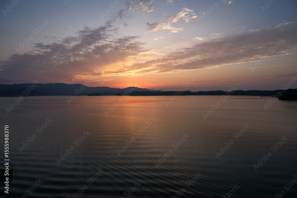 Naklejka premium 静かに色づいた朝の猪鼻湖