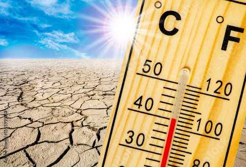 Ein Thermometer zeigt auf seiner Skala große Hitze im Sommer