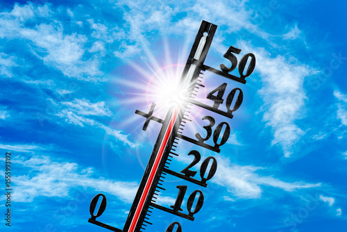Ein Thermometer zeigt auf seiner Skala große Hitze im Sommer