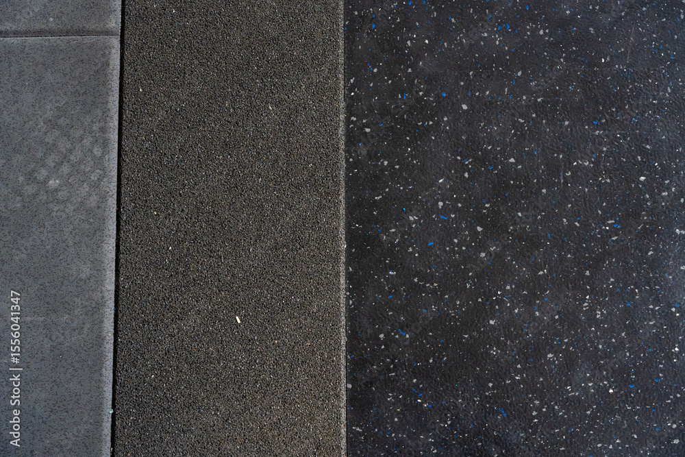 Fototapeta premium Zoom sur un carrelage noir mat, mettant en avant la texture et la finition élégante de la surface.