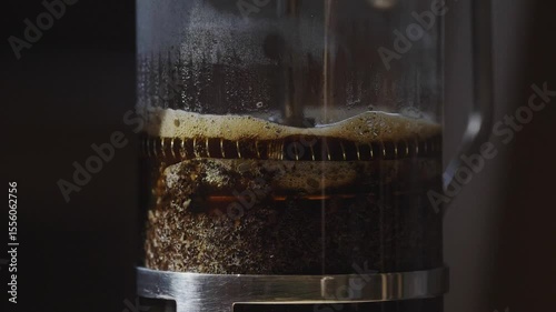 スーパースロー映像：フレンチプレスでコーヒーを抽出する様子のアップ