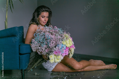 Obraz na płótnie gorgeous mulatto girl with fresh flowers