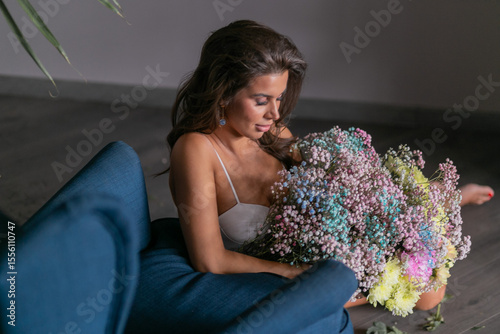 Fotografie gorgeous mulatto girl with fresh flowers