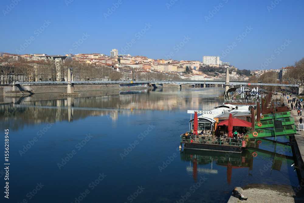 Fototapeta premium Le Rhône dominé par la Colline de la Croix Rousse, vus depuis le Pont Lafayette