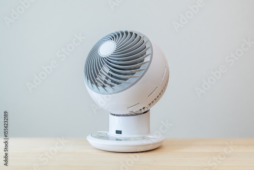机の上に置かれたサーキュレーター